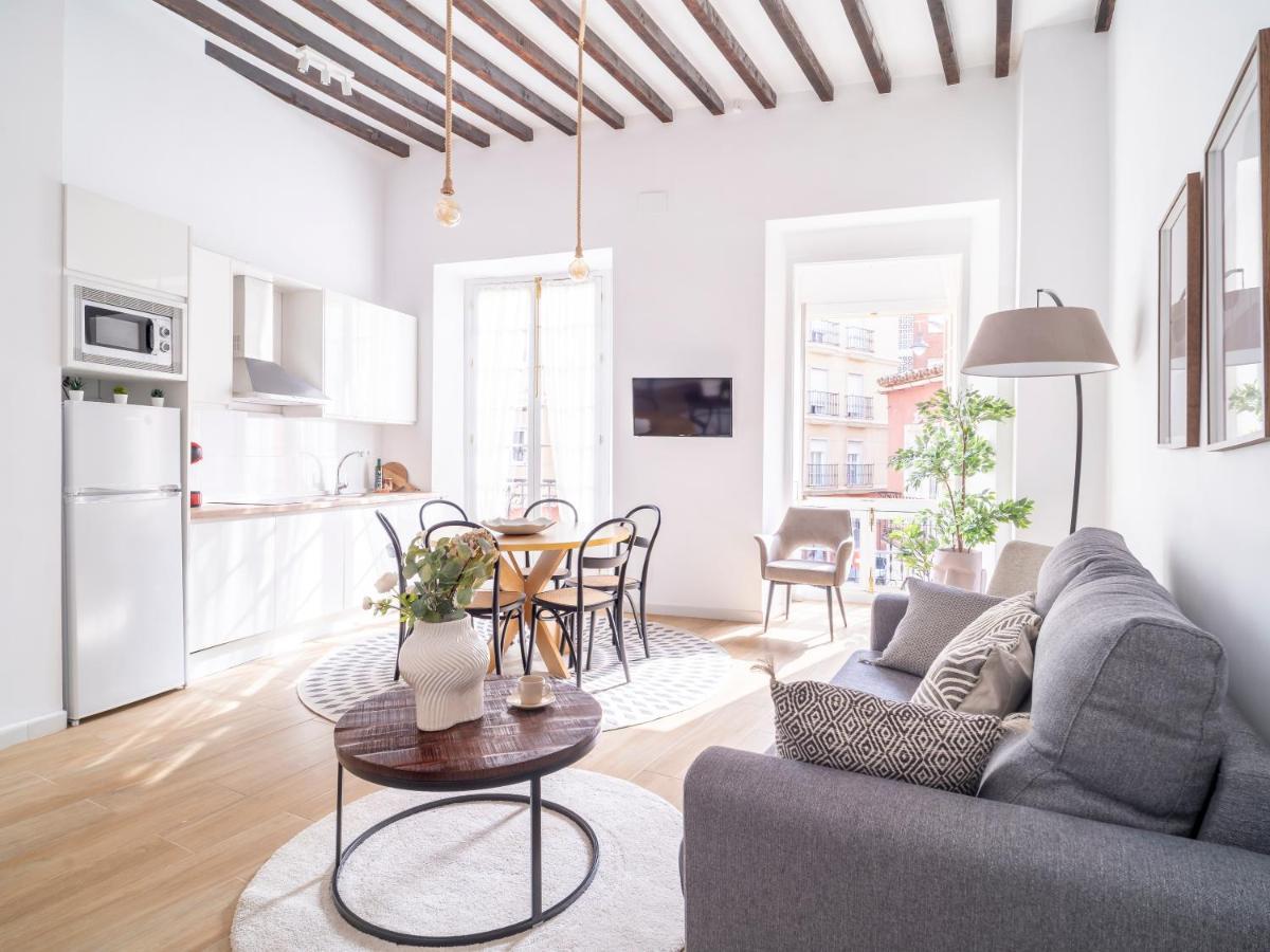 Sanders Lavender - Delightful Two-Bedroom Apartment Downtown Малага Экстерьер фото