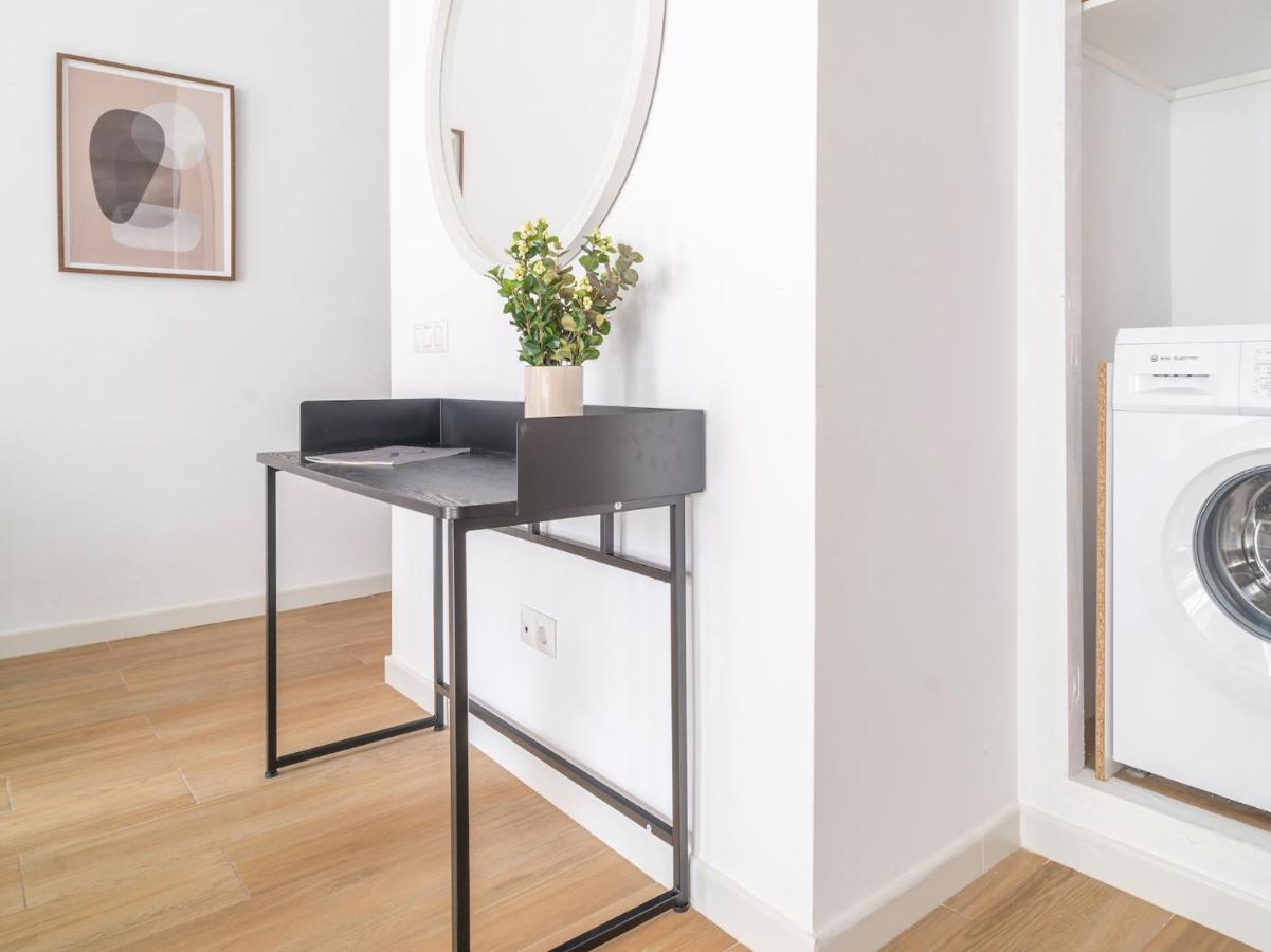 Sanders Lavender - Delightful Two-Bedroom Apartment Downtown Малага Экстерьер фото